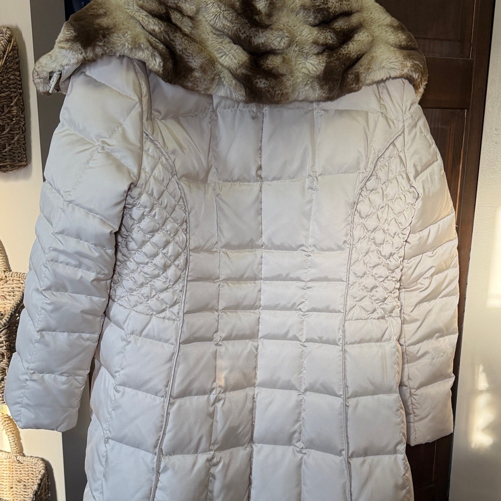 Laundry By Shelli Segal Off-White Puffer Coat with Faux Fur Collar - Picture 4 of 6